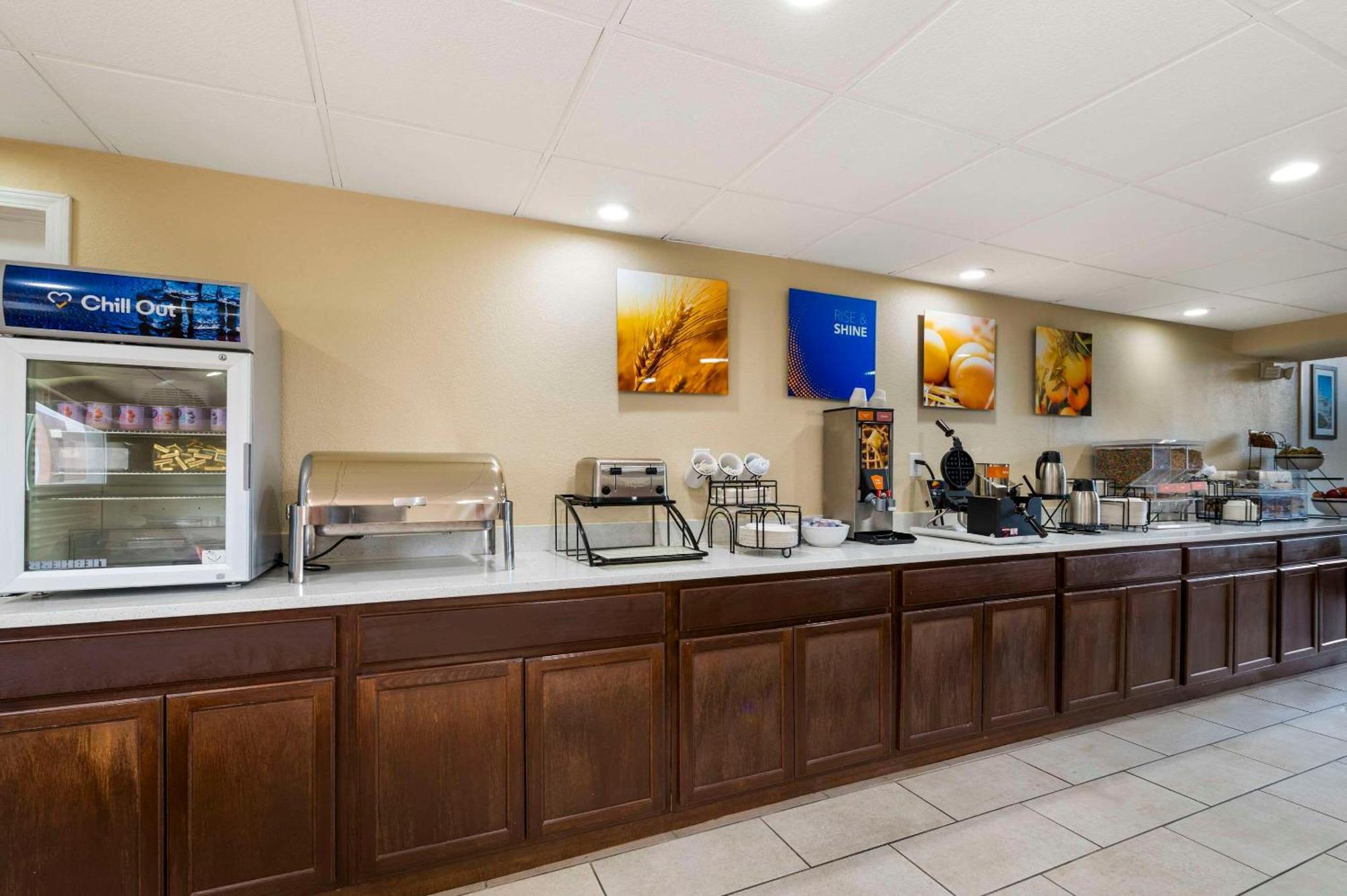 Comfort Inn & Suites North At The Pyramids Indianapolis Buitenkant foto