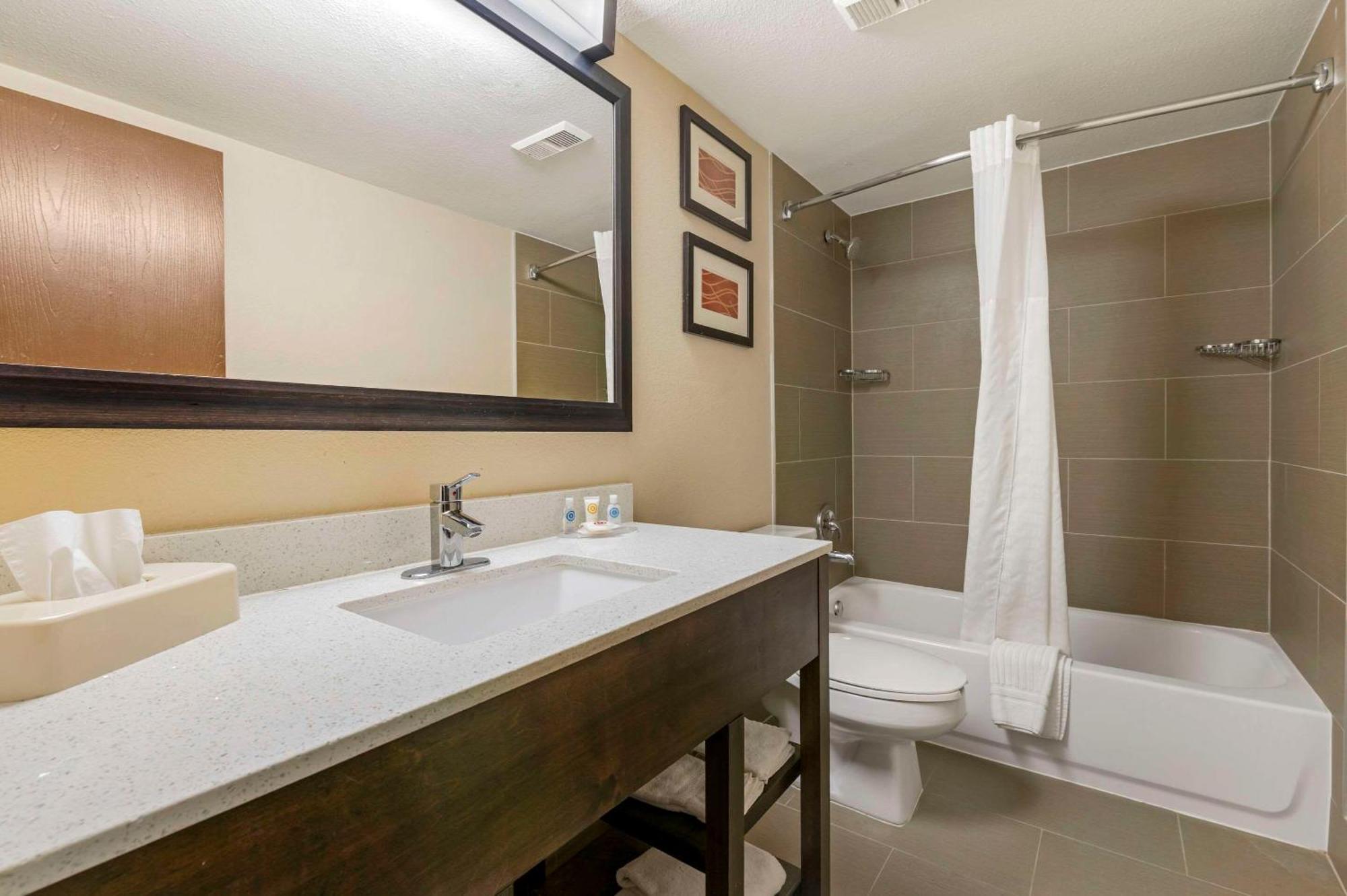 Comfort Inn & Suites North At The Pyramids Indianapolis Buitenkant foto