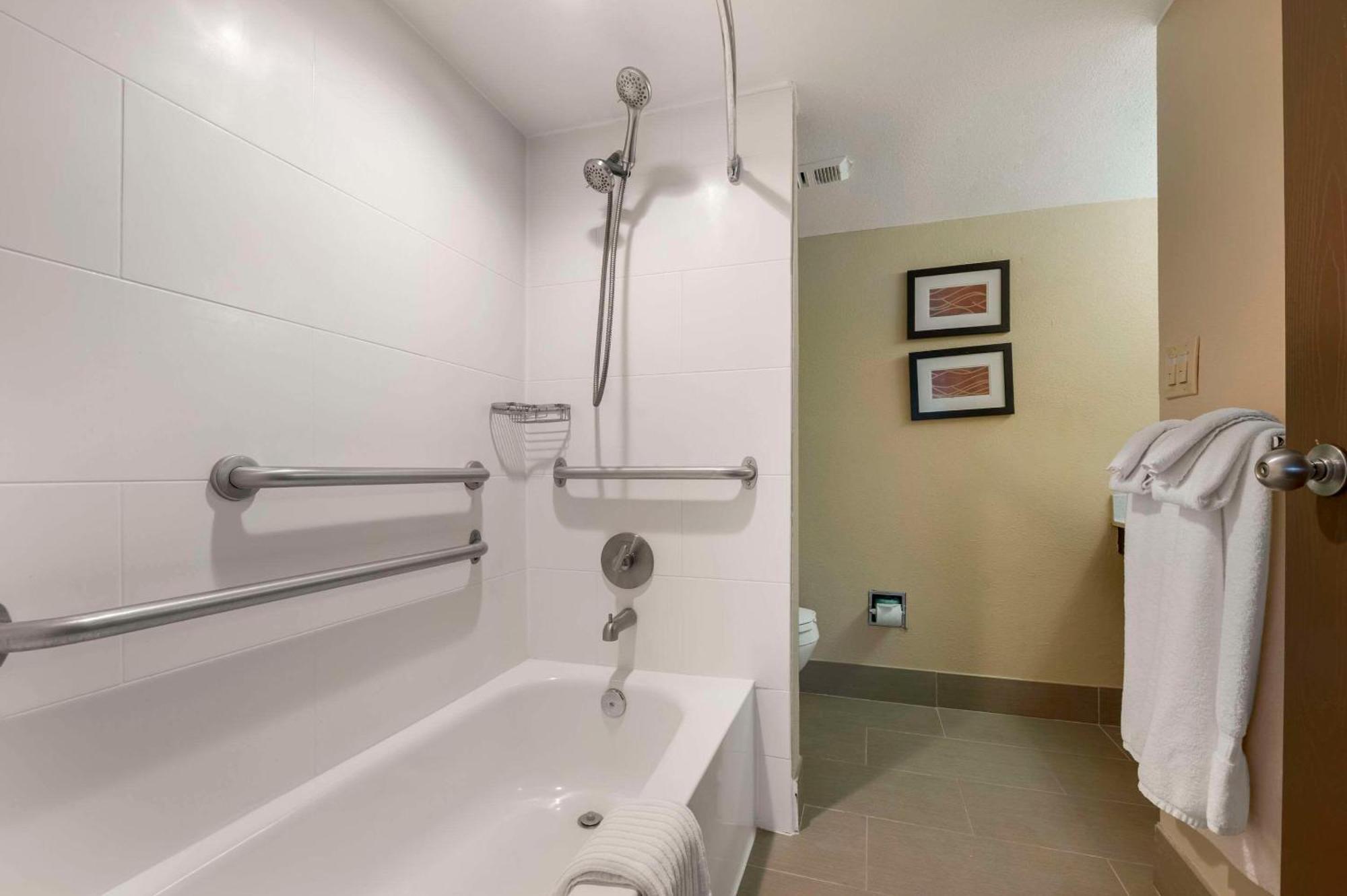 Comfort Inn & Suites North At The Pyramids Indianapolis Buitenkant foto