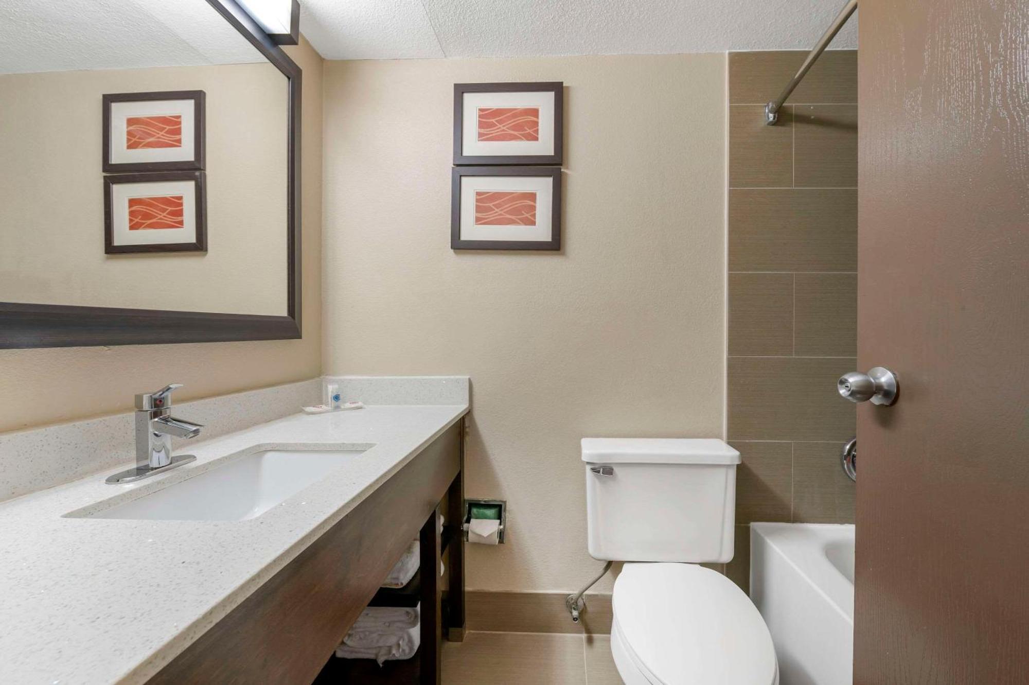 Comfort Inn & Suites North At The Pyramids Indianapolis Buitenkant foto