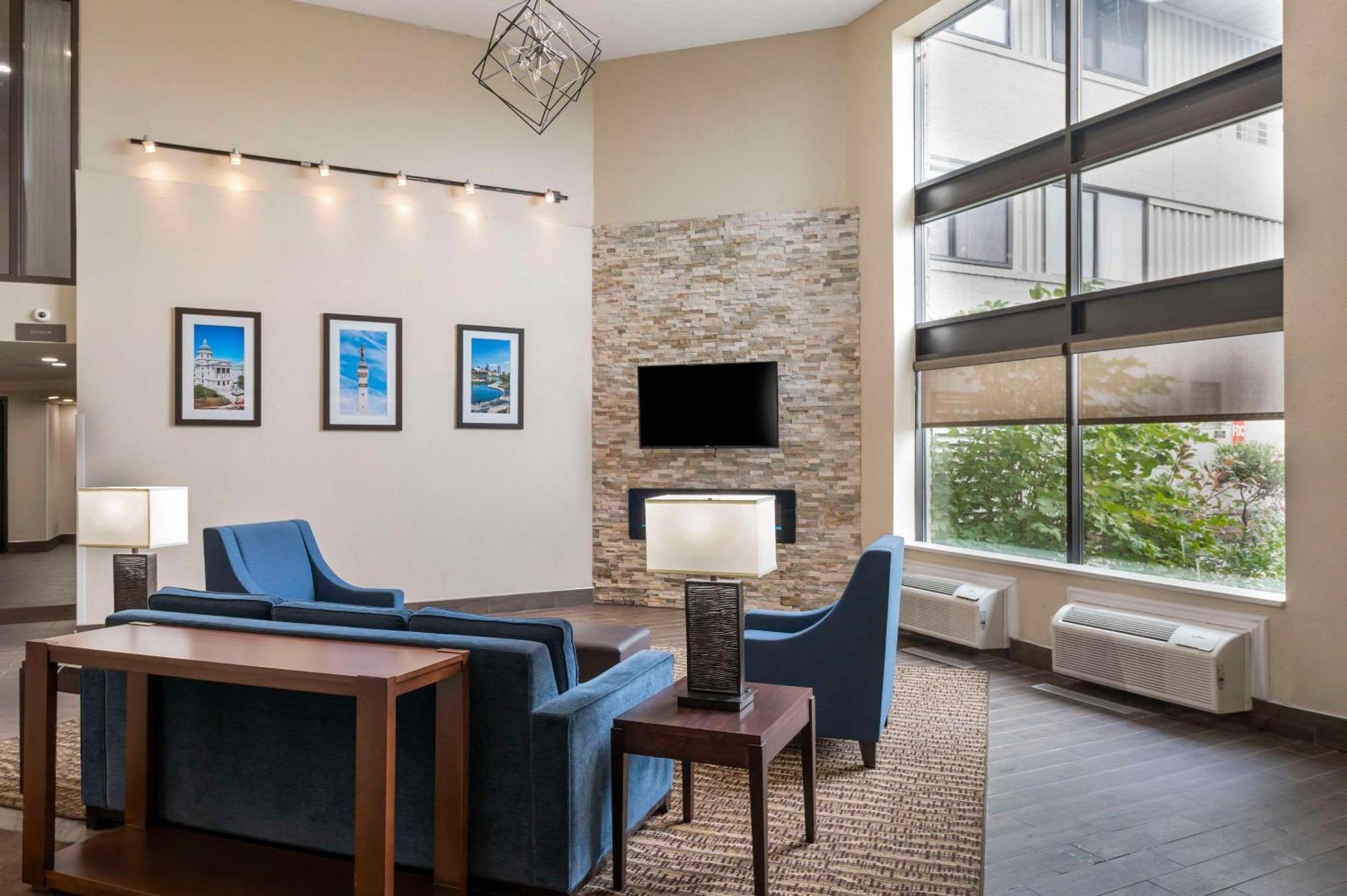 Comfort Inn & Suites North At The Pyramids Indianapolis Buitenkant foto