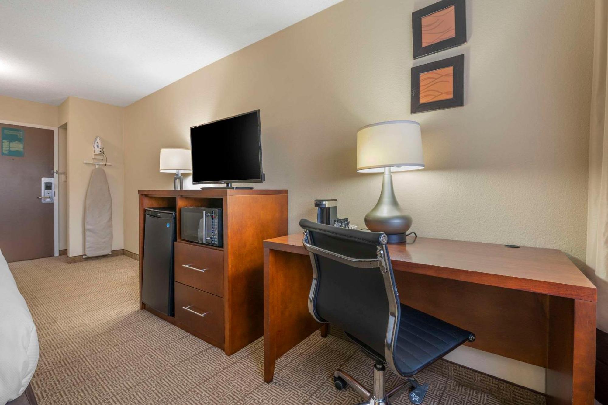 Comfort Inn & Suites North At The Pyramids Indianapolis Buitenkant foto